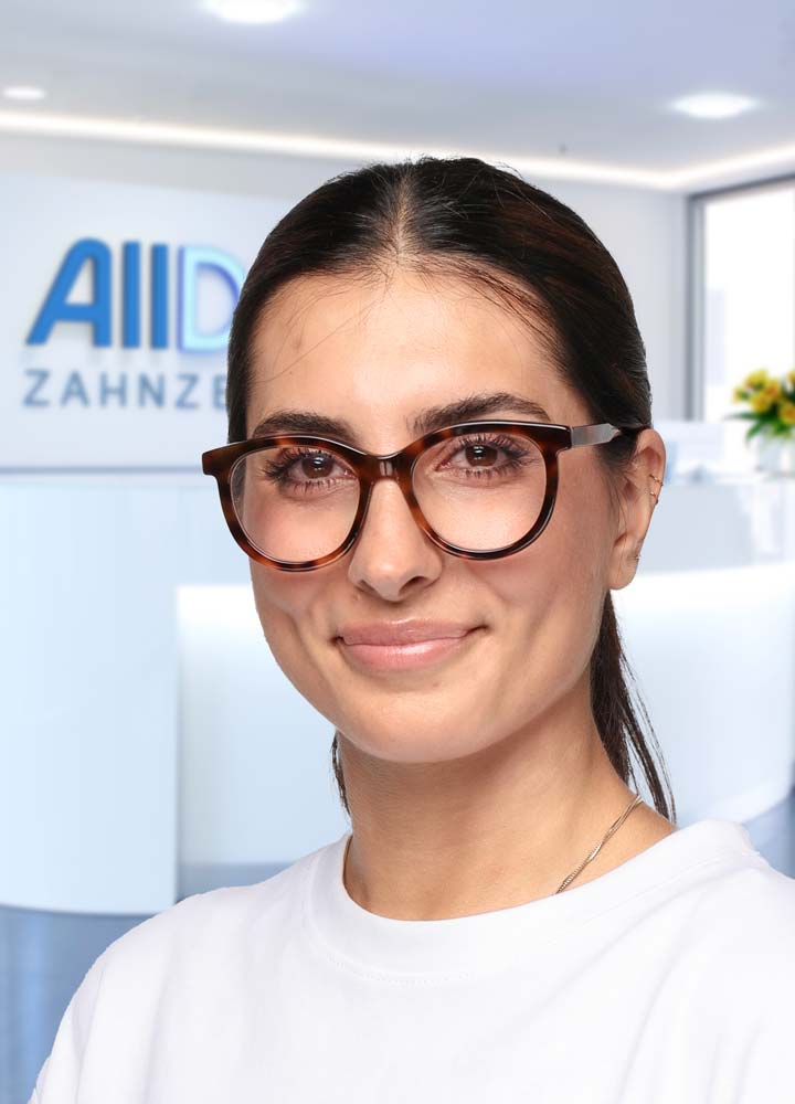 Portrait Oralchirurgin Elika Madani (AllDent Hamburg)